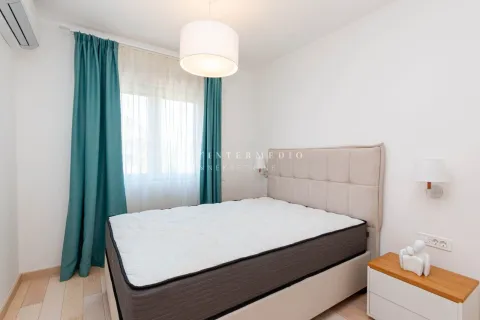Svijetla spavaća soba sa bračnim krevetom, bijelim noćnim stočićem i tirkiznim zavjesama. - image 9
