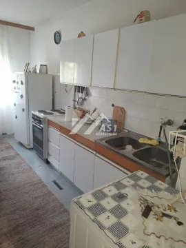 Starija kuhinja sa belim elementima i belom tehnikom. - image 3