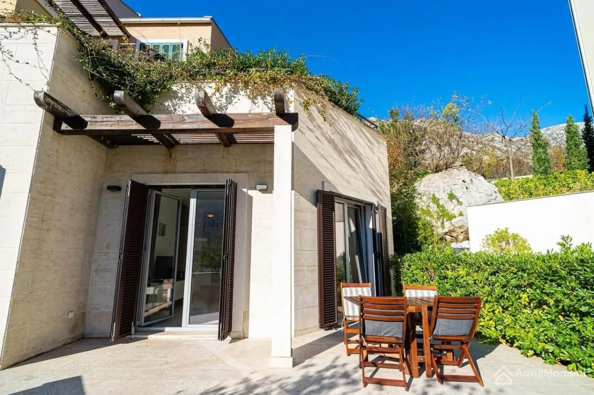 Prodaja, dvosoban stan, 84m², Morinj, Kotor