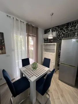 Trpezarijski sto sa stolicama pored frižidera u svijetloj kuhinji. - image 11