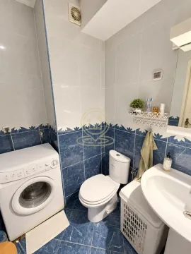 Kupatilo opremljeno toaletom, umivaonikom i veš mašinom. - image 15