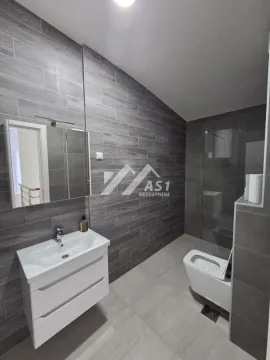 Moderno kupatilo sa tuš kabinom, umivaonikom i wc šoljom obloženo sivim pločicama. - image 12