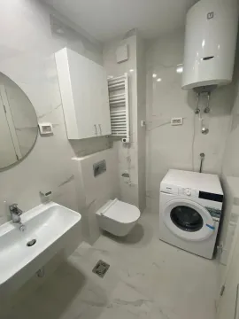 Svijetlo kupatilo sa veš mašinom i toaletom. - image 10