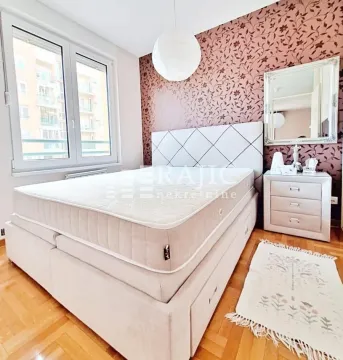 Furnished bedroom with a large double bed. - image 6