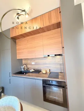 Moderna kuhinja sa sivim elementima i drvenim detaljima. - image 4