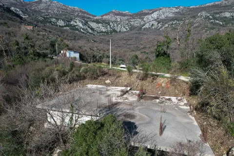 Pogled iz vazduha na betonsku ploču objekta u izgradnji okruženog prirodom. - image 6