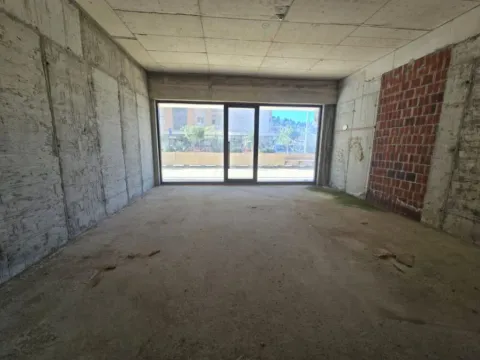 Izdavanje, poslovni prostor, 100m², City Kej, Podgorica - image 4