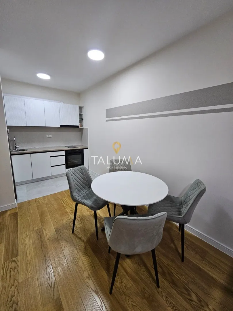 Smaller kitchen with a dining table and four chairs.