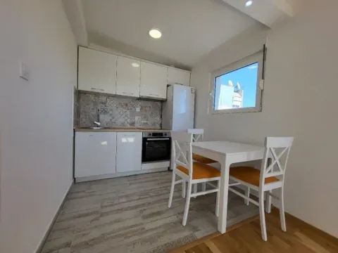 Izdavanje, dvosoban stan, 40m², Blok 5, Podgorica - image 3
