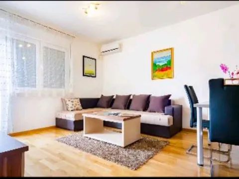 Izdavanje, jednosoban stan, 45m², Stari Aerodrom, Podgorica