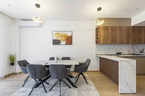 Moderna kuhinja sa šankom i trpezarijskim stolom. - image 12