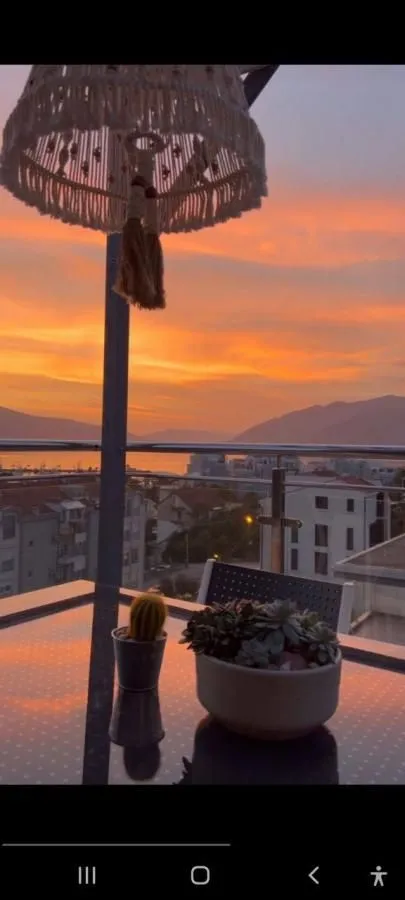 Izdavanje, dvosoban stan, 80m², Tivat, Crna Gora