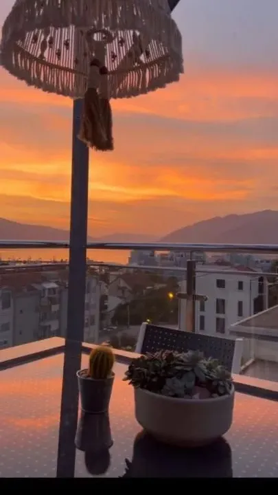 Izdavanje, dvosoban stan, 80m², Tivat, Crna Gora