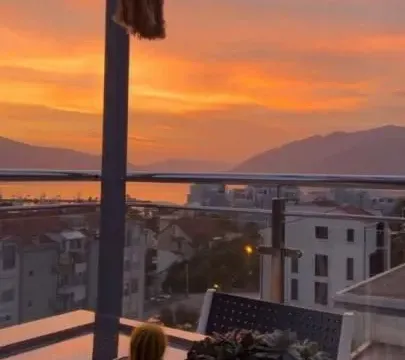 Izdavanje, dvosoban stan, 80m², Tivat, Crna Gora