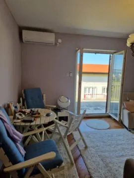 Dnevna soba sa prostorom za sjedenje i izlazom na terasu. - image 11