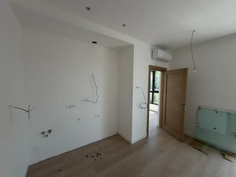 Prazna prostorija sa parketom i otvorenim kablovima za ugradnju. - image 4