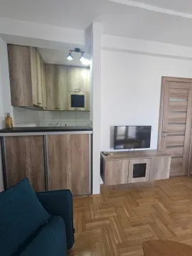Dnevni boravak sa garniturom, televizorom i pogledom na kuhinju. - image 3