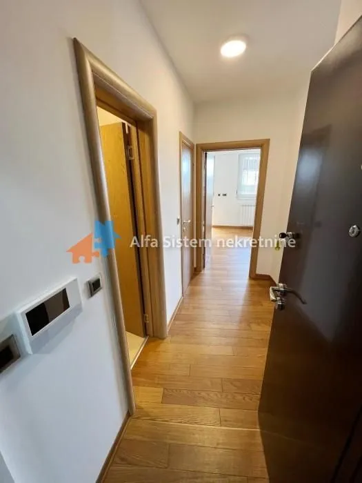 Izdavanje, četvorosoban stan, 80m², Savski Venac, Beograd