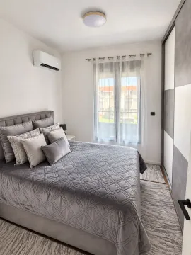 Moderna spavaća soba sa bračnim krevetom, klima-uređajem i ugradnim plakarom. - image 5