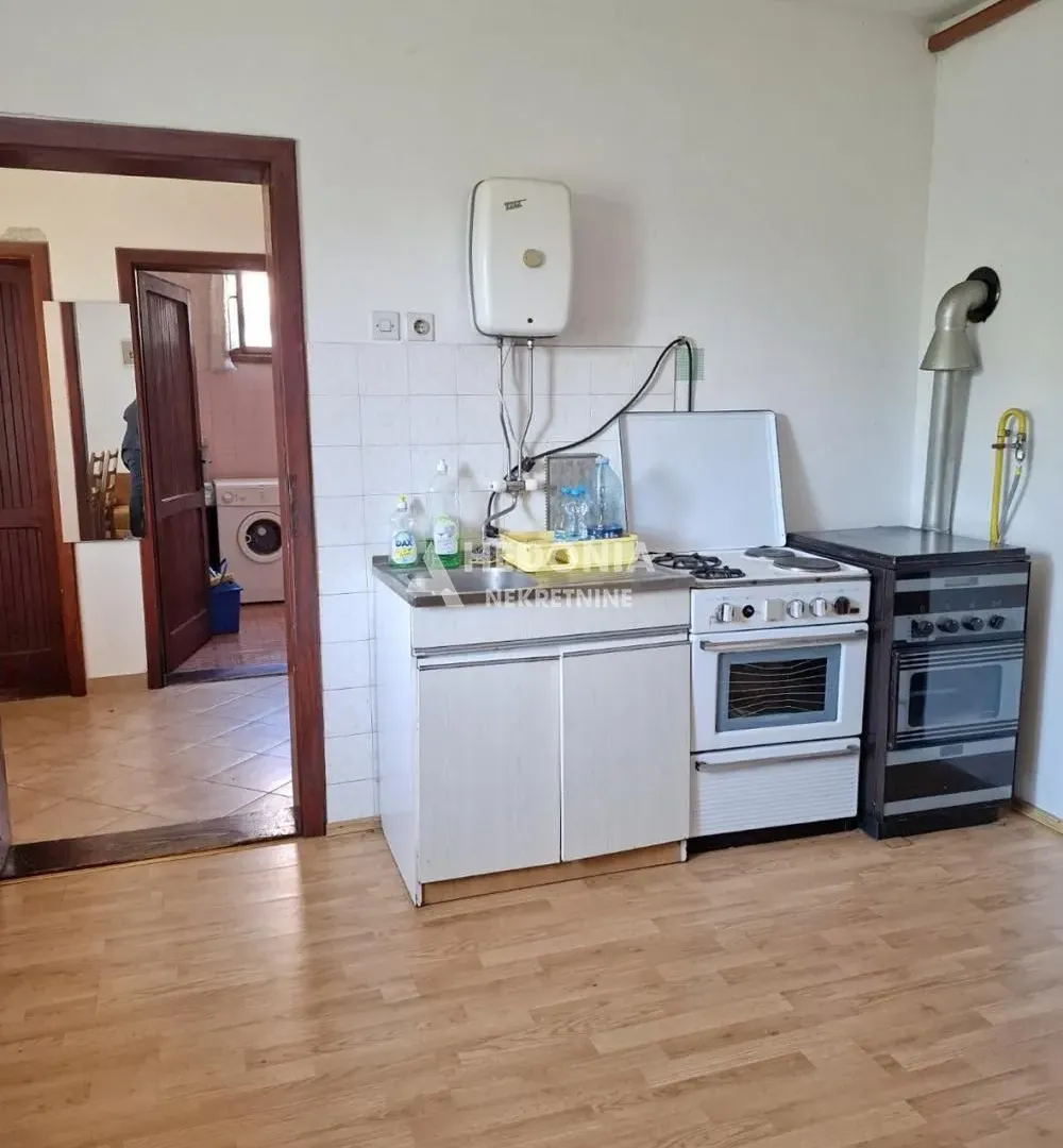 Prodaja, kuća, 176m², Centar, Inđija
