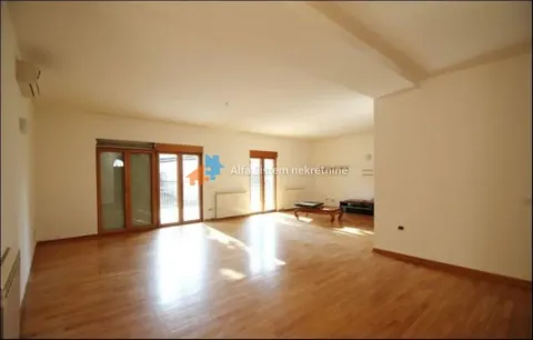 Prostrana dnevna soba sa drvenim podom i izlazom na terasu. - image 23
