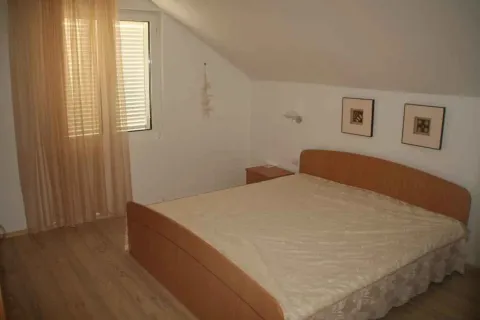 Svijetla spavaća soba u potkrovlju sa bračnim krevetom. - image 21