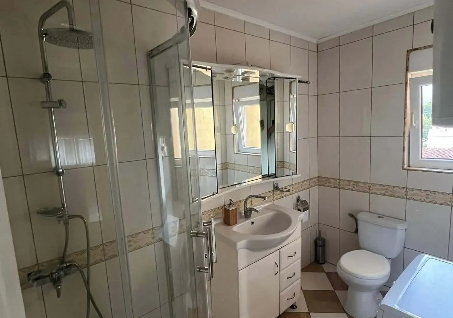 Izdavanje, jednosoban stan, 75m², Centar, Tivat