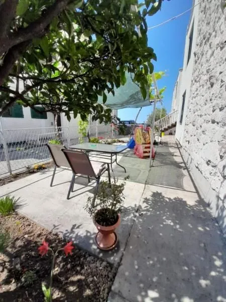 Izdavanje, kuća, 100m², Bar, Crna Gora