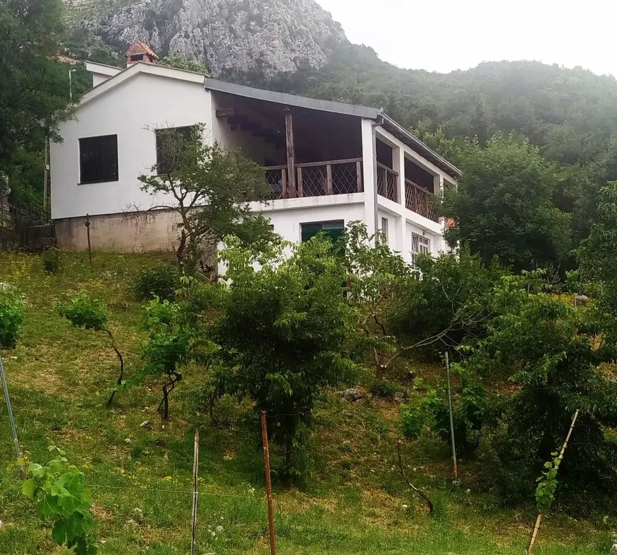 Prodaja, kuća, 165m², Kuči, Podgorica