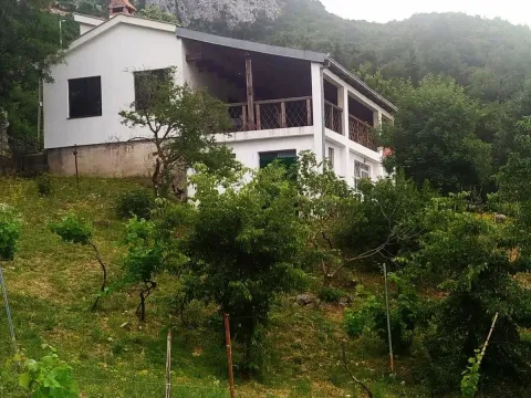 Prodaja, kuća, 165m², Kuči, Podgorica - image 1