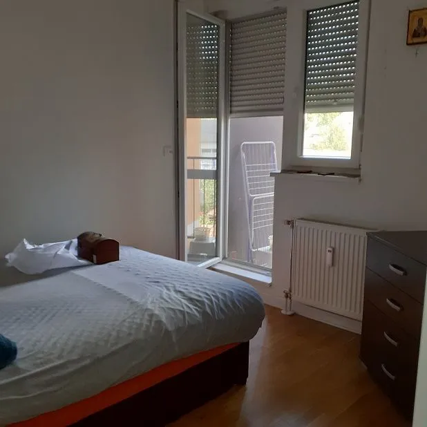 Bedroom with a bed and access to the terrace.