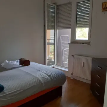 Bedroom with a bed and access to the terrace. - image 4