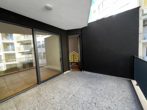 Prostrana popločana terasa sa velikim staklenim kliznim vratima. - image 20