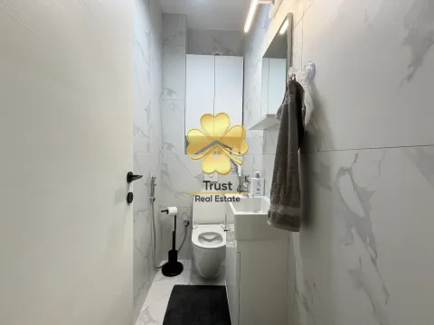 Savremeno opremljeno kupatilo sa bijelim pločicama i umivaonikom. - image 15