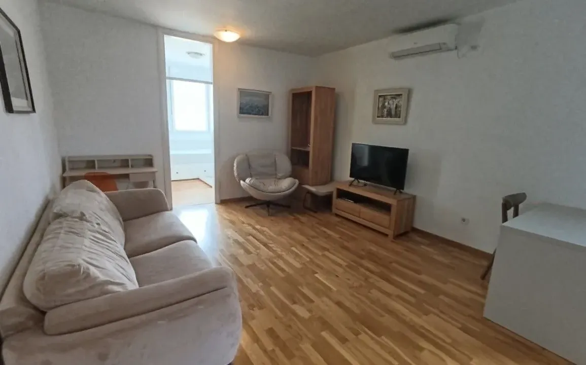 Izdavanje, jednosoban stan, 45m², Centar, Podgorica