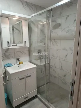 Moderno kupatilo sa umivaonikom, ogledalom i tuš kabinom. - image 11
