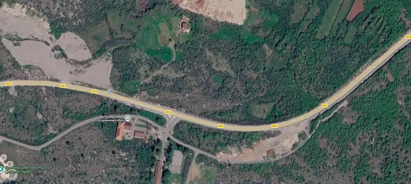 Satelitski snimak lokacije sa prikazom puta i okolnog zemljišta.