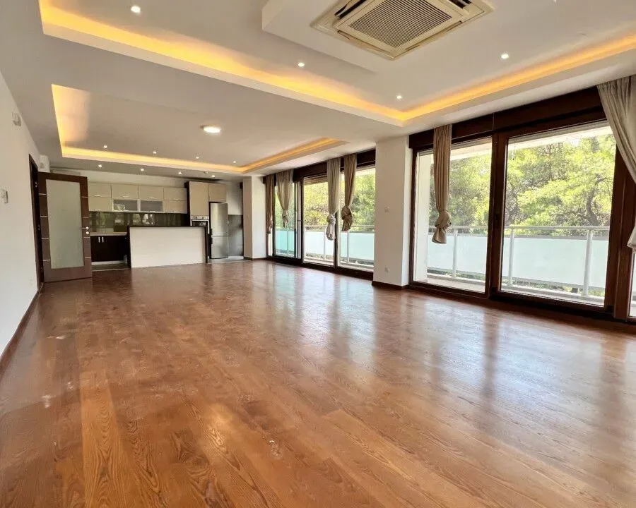 Izdavanje, četvorosoban stan, 228m², Preko Morače, Podgorica