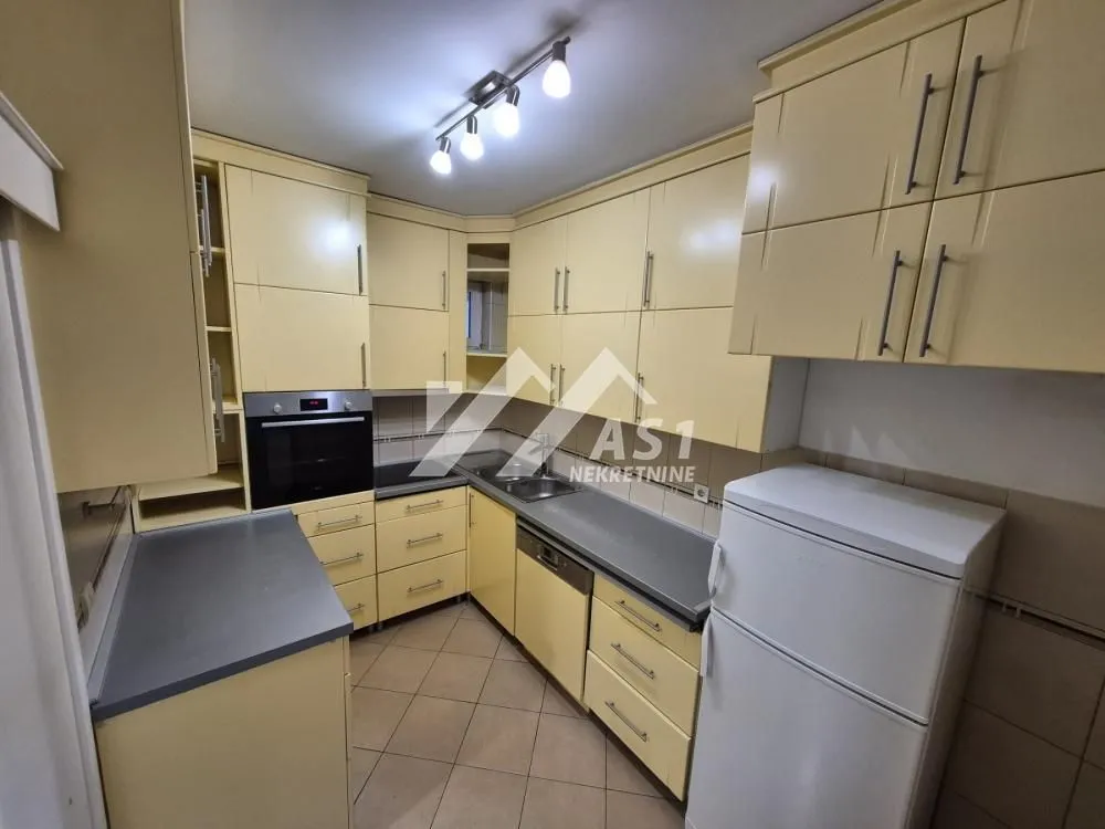 Izdavanje, četvorosoban stan, 90m², Rotkvarija, Novi Sad Sve Podlokacije