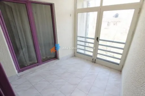 Natkriveni balkon sa popločanim podom i velikim balkonskim vratima. - image 6