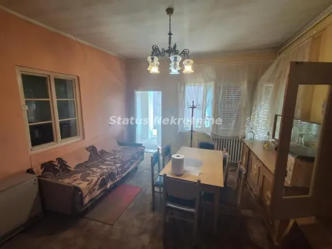 Dnevna soba sa garniturom za sedenje i trpezarijskim stolom. - image 14