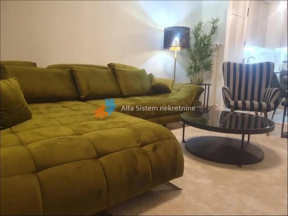 Izdavanje, trosoban stan, 72m², Savski Venac, Beograd