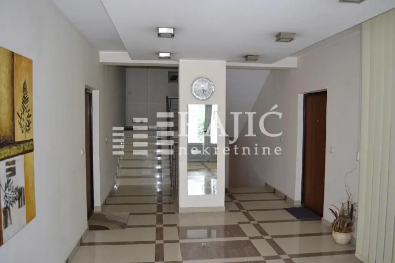 Izdavanje, trosoban stan, 82m², Savski Venac, Beograd