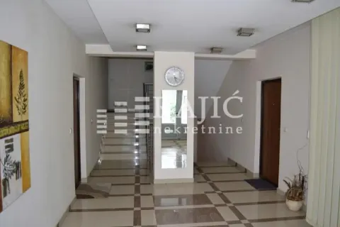 Izdavanje, trosoban stan, 82m², Savski Venac, Beograd - image 16