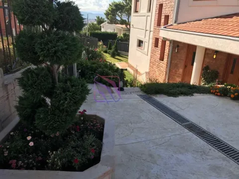 Pogled na uređeno dvorište i prilaz ispred kuće. - image 3