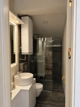 Moderne kupatilo sa tuš kabinom, umivaonikom i bojlerom. - image 14