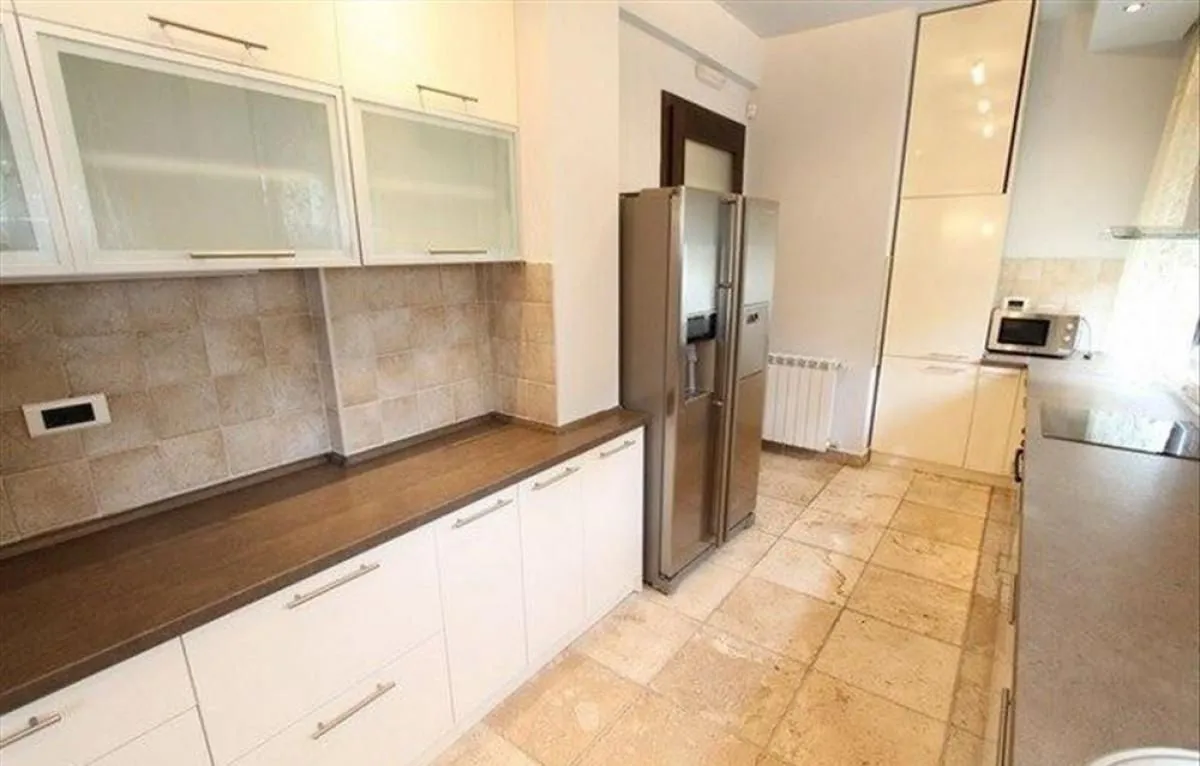 Izdavanje, stan, 200m², Senjak, Beograd