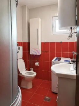 Kupatilo opremljeno tuš kabinom, umivaonikom, WC šoljom i veš mašinom. - image 8