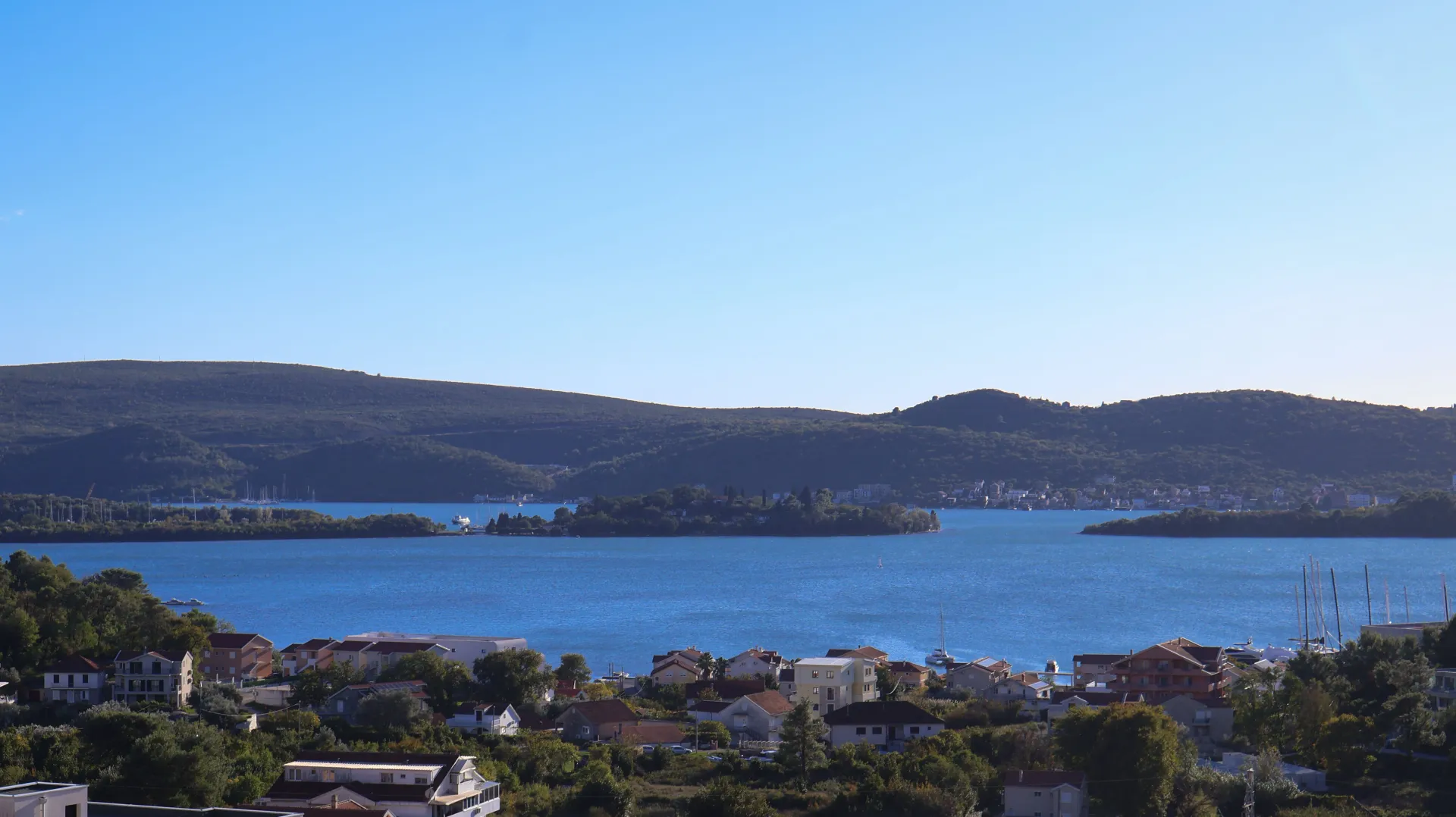 Pogled na more i okolno naselje sa terase nekretnine.