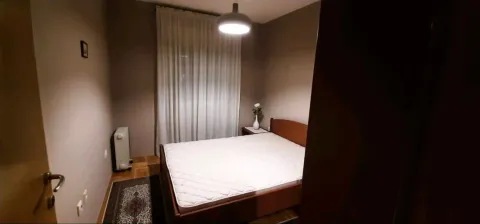 Manja spavaća soba sa bračnim krevetom i prozorom sa bijelim zavjesama. - image 4